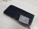 un téléphone portable posé sur une table