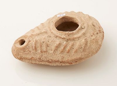 Une lampe à huile en terre cuite.