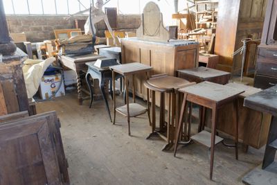 Lot comprenant une table en bois tourné, trois tables desser…