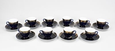 six tasses de café sont posées sur une soucoupe, sur une surface blanche