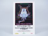 une photo d'une affiche sur laquelle est assis un chat