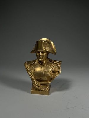 buste en bronze représentant un homme coiffé d'un chapeau et tenant une épée