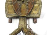 une horloge en laiton ornée d'un oiseau sur fond blanc