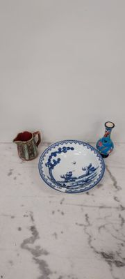 un bol bleu et blanc et une assiette bleue et blanche posés sur une table blanche