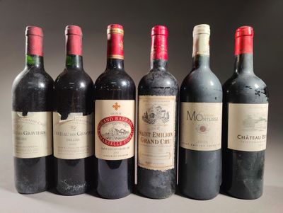 plusieurs bouteilles de vin sont alignées sur une table