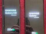 trois téléphones samsung s10 sont assis côte à côte sur une surface rouge