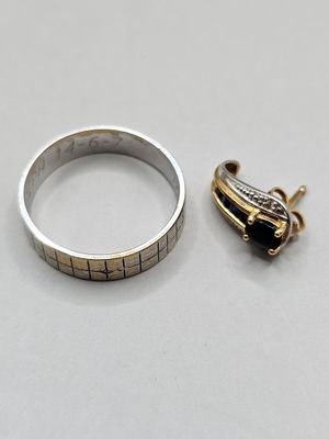 un gros plan sur une bague en argent, une bague en or et une bague en diamant