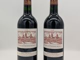 deux bouteilles de vin rouge posées l'une à côté de l'autre sur une table