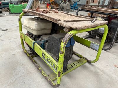 une petite machine verte posée par terre