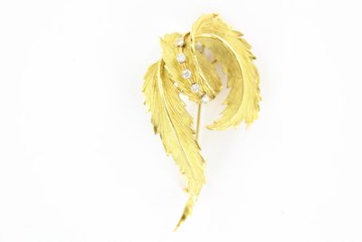 une image représentant une broche en or ornée d'un diamant au centre
