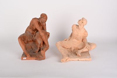 deux statues représentant un homme et une femme assis sur un banc