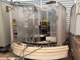 une machine placée au milieu d'une pièce