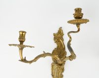 Paire d'appliques en bronze ciselé et vernis or. (photo 3)
