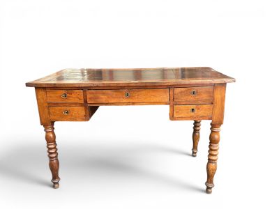 un bureau en bois avec deux tiroirs et un miroir posé dessus