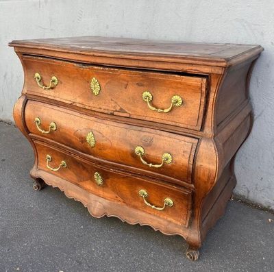 une commode en bois ornée de poignées dorées