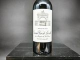 une bouteille de vin posée sur une boîte