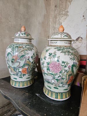 deux vases posés sur une table