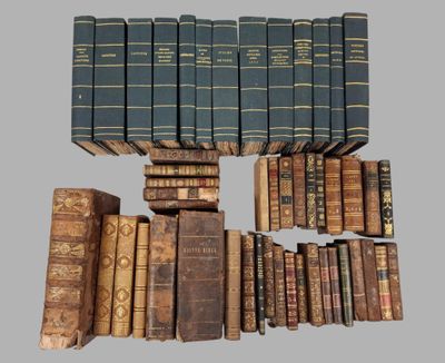 de nombreux vieux livres empilés les uns sur les autres