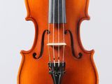 gros plan d'un violon avec un archet sur fond blanc