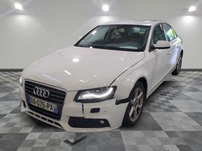 une image d'une voiture audi blanche dans une salle d'exposition