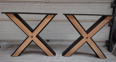 une paire de tables en forme de X, en bois et en métal noir