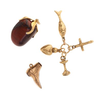 une image représentant un collier en or orné d'une pierre rouge et d'une croix