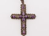 une croix ornée de pierres violettes sur fond blanc