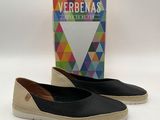 gros plan d'une paire de chaussures sur une surface blanche