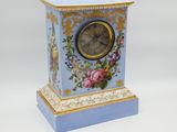 une horloge bleue ornée d'un motif floral
