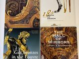 trois livres posés sur une table, avec un couteau, une fourchette et une cuillère