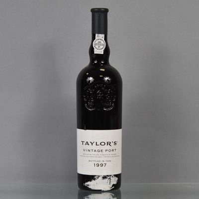 une bouteille de porto millésimé Taylor's