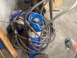 une photo d'une moto avec un tuyau fixé à l'arrière