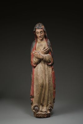 une statue ancienne d'une femme tenant un bébé dans ses bras