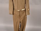 une photo d'un uniforme militaire sur un mannequin