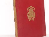 un livre rouge orné d'un blason