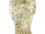 une statue en pierre représentant un oiseau sur fond blanc