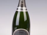 l'image d'une bouteille de champagne sur une surface blanche