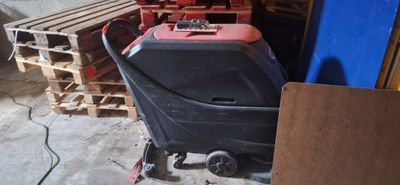 une photo d'une machine rouge et noire dans un garage