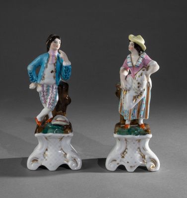 PARIS Couple de jeunes gens en porcelaine émaillée polychrom… - Photo 1