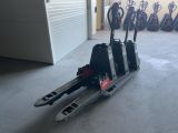 de nombreux skis posés par terre dans un garage