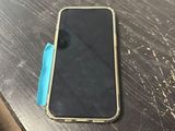 un téléphone portable posé sur une table