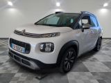 la citrole blanche est garee sur un carrelage en damier