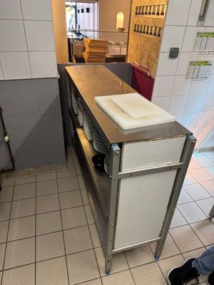 une cuisine avec un évier et un comptoir