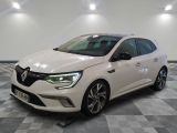 Une voiture blanche est garée sur un sol en damier dans une pièce