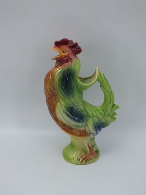 une figurine représentant un coq sur fond blanc