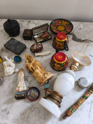 une table en marbre sur laquelle sont posés de nombreux objets