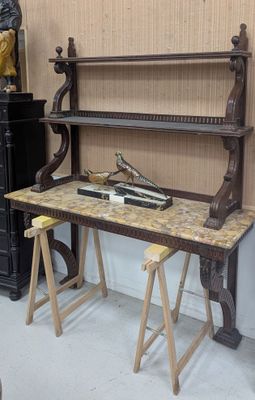 un bureau en bois avec un plateau en marbre, placé dans un coin de la pièce