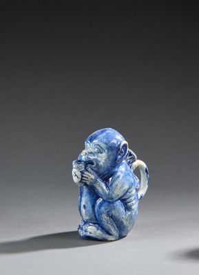deux petites figurines bleues et blanches représentant des singes assis l'un à côté de l'autre