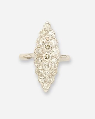 une bague en or ornée d'une grosse pierre blanche au centre