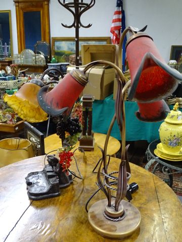 ART DE France. Lampe à poser piètement métallique à trois tulipes...